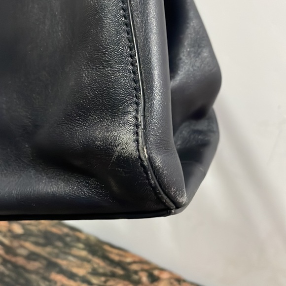 Vincis Bench Leather hand bag original. Standard size. Used . Condition 9/10 - Picture 14 of 14